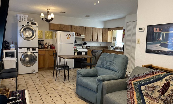DeLand Maison | Deland Marigold House, Beau cadre calme avec Comfy Bed, Downtown DeLand