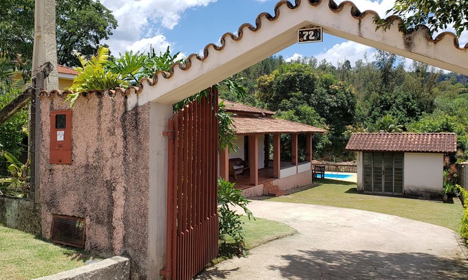 Amparo Maison | CHALET DÉLICIEUX, PISCINE / BARBECUE / POÊLE - BLACK SAW