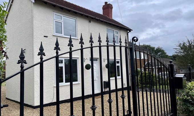 Cannock Maison | Delightful 2 bed detached home with secure parking