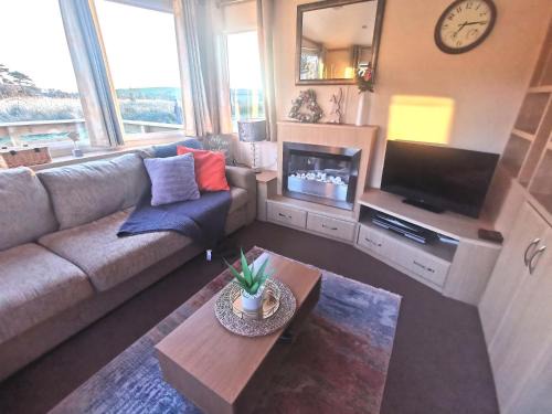 Balminnoch Maison | Delightful 3-bedroom static caravan with lazy spa and loch view