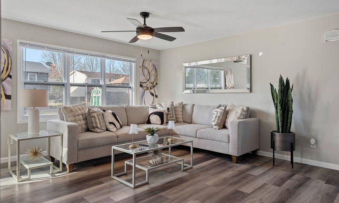 Decatur Maison | Delightful 5-bedroom house in lovely Decatur IL with AC, WiFi