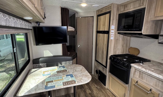 Murrells Inlet Maison | Delightful Camper RV with AC in charming Murrells Inlet - walk to restaurants