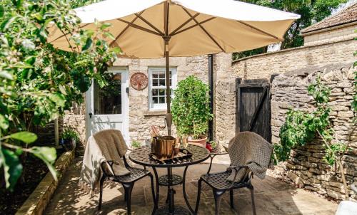 Northleach Maison | Delightful Cotswold Cottage for two, Log Burner, Garden & Dog Friendly