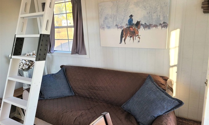 Young Cabine | Delightful, cozy mini cabin with 2 bedrooms