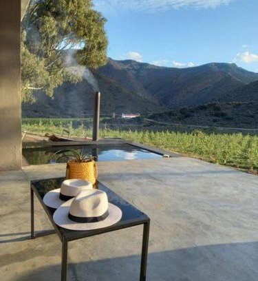 Langeberg Appartement | Delightful farmhouse with hottub