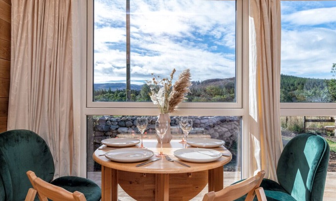 Ballater Cabine | Delightful forest View Cabin with hot tub in Cairngorms