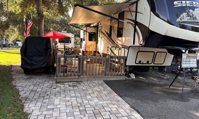 Salt Springs Location De VR | Delightful Glamping 5th wheel 2-bedroom with AC, WiFi in nice Fort McCoy