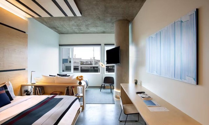 River North Art District Hôtel | Delightful Room w/ Unique Artisanal Eats, Cozy Furnishings & Rooftop Bar