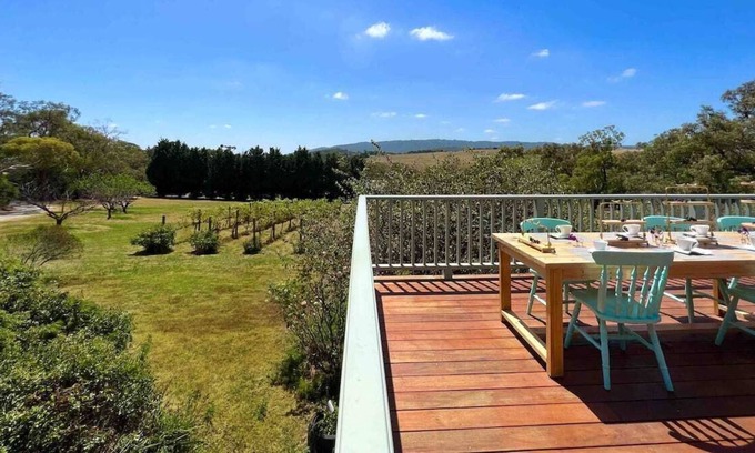 Lysterfield Autre | Delightful stays in hobby farm with mountain view