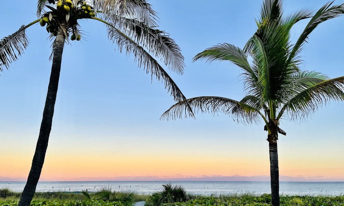 Delray Beach Cottage | Beautiful Beachfront Bungalow-Pool, Hot Tub, Sleeps 4-5, >5mins From Everything!