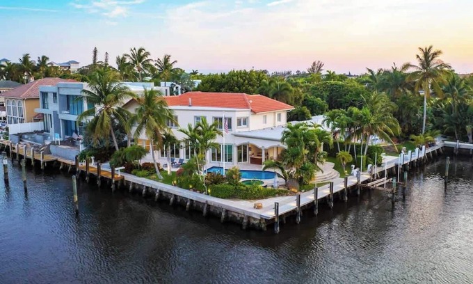 Delray Beach Villa | INTERCOASTAL WATERFRONT HOME: Bain à remous, vélos, barbecue, vue sur l’eau à 160 degrés.