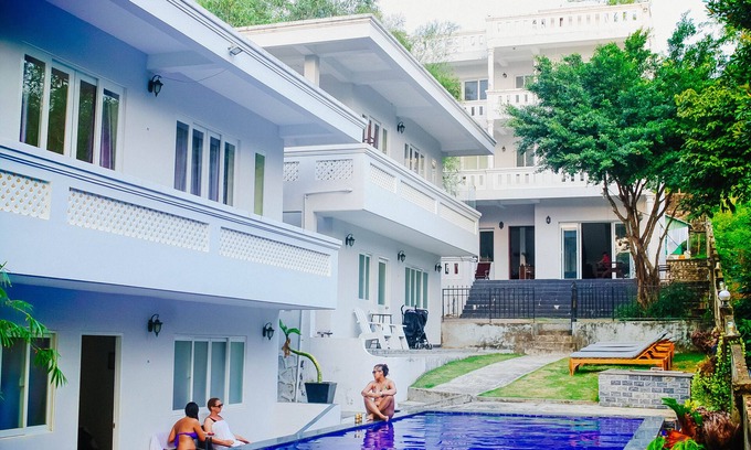 Cua Lap Hôtel | Chambre Familiale Delux - Vue sur Piscine - Be Home 4 Sunset House
