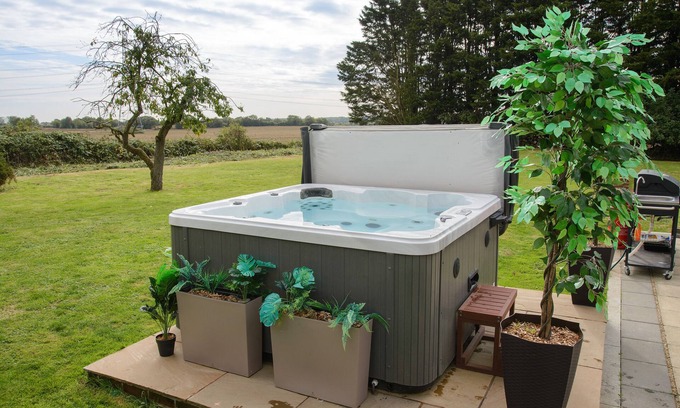 Howlett End Cabine | Deluxe 1 Bed Versace Hottub Skytv