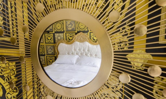 Halstead Appartement | Deluxe 2 Bed Versace Bungalow Hot Tub, Sky TV, Cinema Screen Saffron Walden