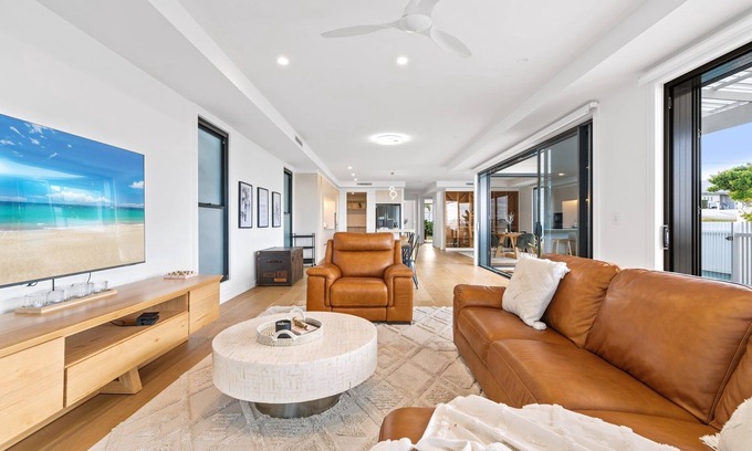 Wavell Heights Maison | Deluxe 4-Bed Home with Pool & Fire Pit