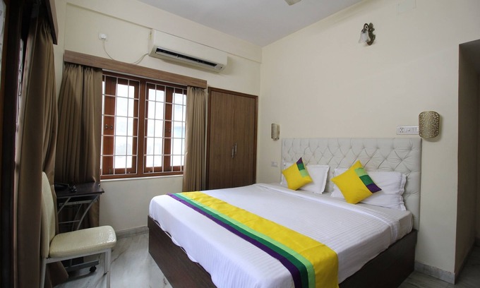 Salt Lake Lit Et Petit-Déjeuner | Deluxe AC Room w/ Balcony at Anamitra Guest House #1