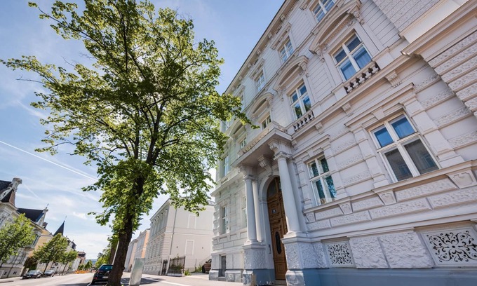 Krems an der Donau Appartement | Deluxe Apartment with parking and office next to the city park