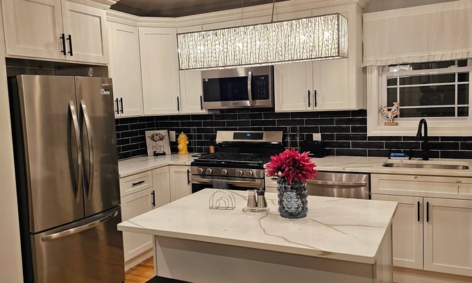 Elizabeth Appartement | Deluxe Aparment Spacious 3-bedroom apartment with WiFi, AC in nice Elizabeth