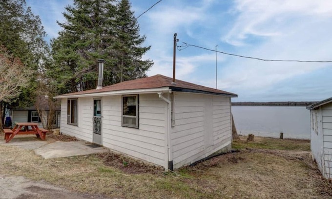 South Bruce Peninsula Cabine | Deluxe Beachfront Villa 3 Bedroom, sleeps 10