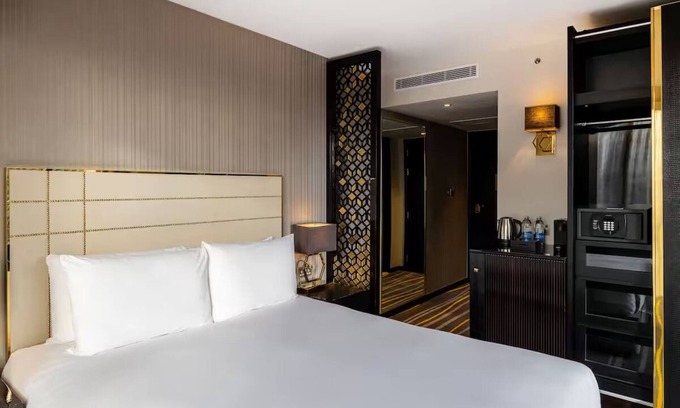 Portsoken Hôtel | Deluxe Botolph Corner King at Hotel Saint—Near Somerset House and Tower Bridge