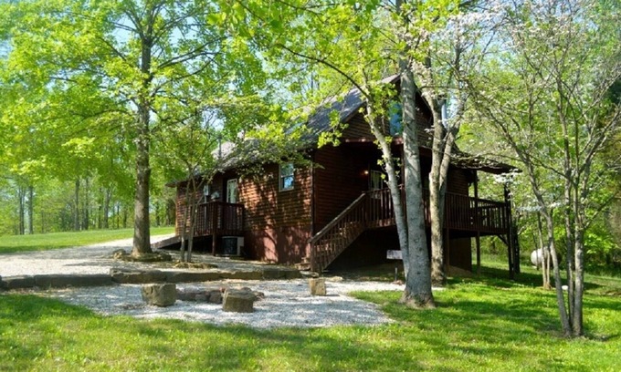 Eckerty Cabine | Deluxe avec cabine jacuzzi # 17 Situé sur le lac Patoka dans le sud de l'Indiana