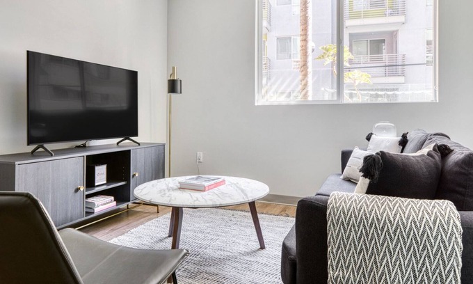 Little Tokyo Appartement | Deluxe Downtown 1BR w/ Pool, Gym & W/D near Staples Center, by Blueground