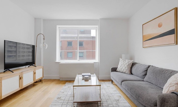 Ukrainian Village Appartement | Deluxe East Village 2BR w/ Elevator & W/D, nr Union Square, by Blueground