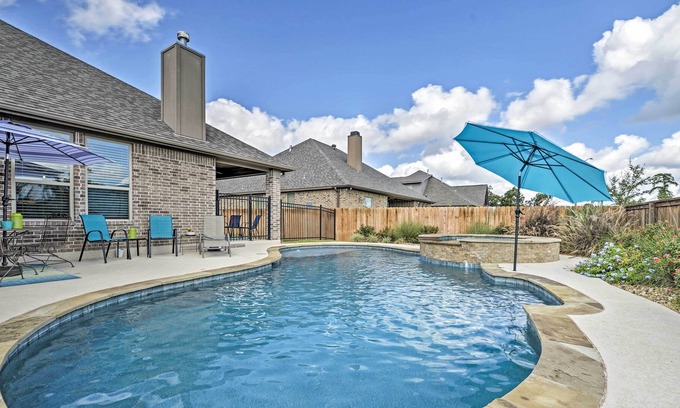 Emerald Forest Maison | NOUVEAU! Luxurious College Station Home w / Pool + Patio!