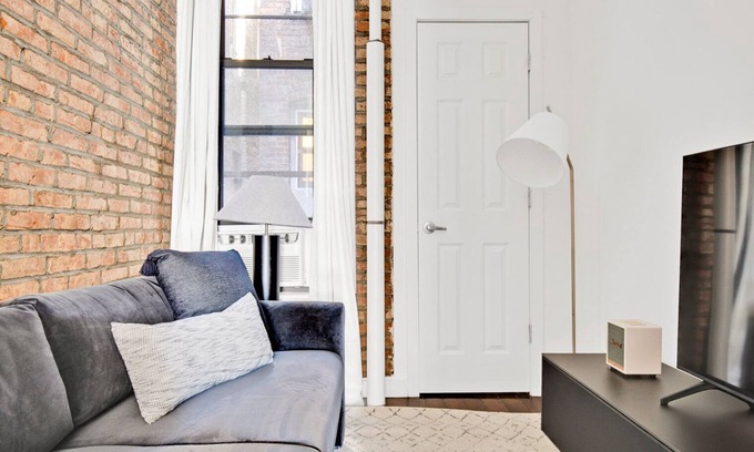 Chinatown Appartement | Deluxe LES 1BR w/ W/D, steps to B/D Train & Park, by Blueground