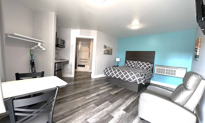 Ontario Center Appartement | Deluxe Studio, ADA Accessible - Quiet & Safe