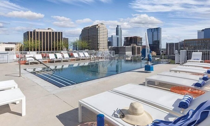 Civic District Copropriété | Deluxe Studio Condo Enjoy the City of Austin!