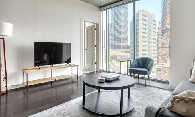 Uptown Appartement | Deluxe Upper Downtown 2BR w/ Gym & Pool near 16th St Mall, by Blueground