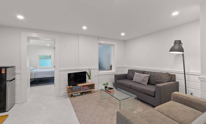 Van Ness Appartement | Den in DC, Newly renovated 1-bedroom apartment in DC with AC, WiFi