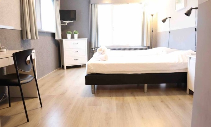 Geertruidenberg Maison | Le bâtiment DenBerg, anciennement un petit hôtel, offre maintenant 7 chambres avec chauffage et clim