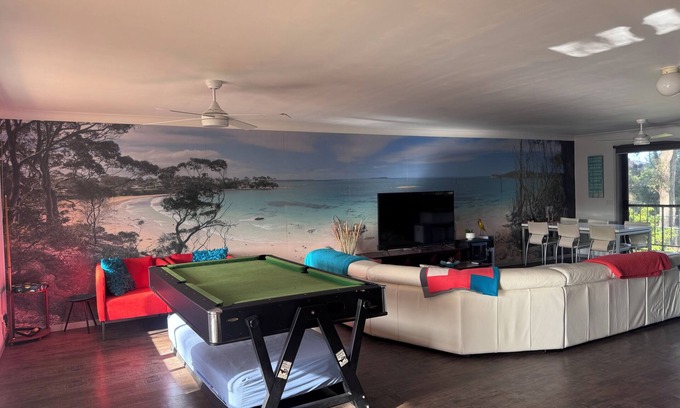 Denhams Beach Maison | Denhams Beach House (with tennis court/pool/wifi!)