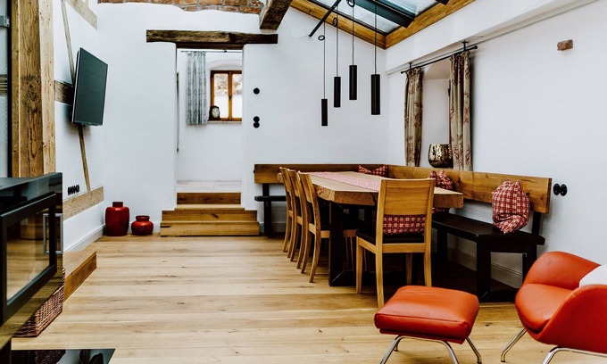 Riedenburg Appartement | Denkmalgeschütztes Chalet mit Drei Schlafzimmern