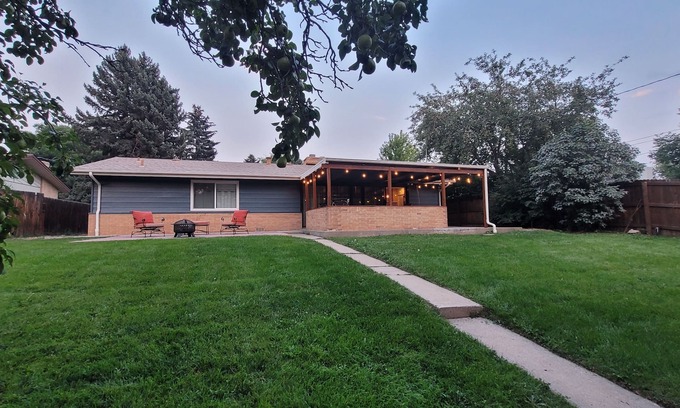 Southeast Maison | ♡Denver-Central: Cozy Bungalow w/ wood-burning fireplace, open kitchen & yard
