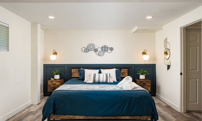 Berkley Maison | Denver Emerald - 1 BR w/ King Bed / 1 full Bath / Sleeps 2 [Close to Downtown]