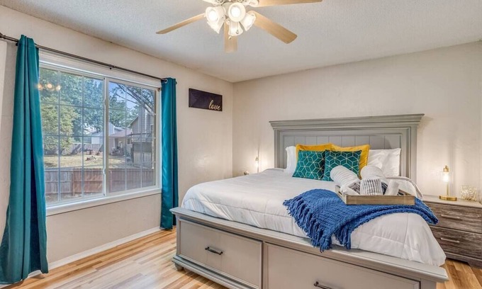 Derby Maison | Derby Spacious Home Off Rock Rd With King Master Suite