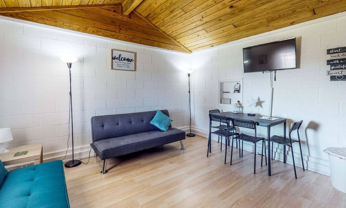 Laguna Park Copropriété | Derekville Unit #4 | Condo in Clifton with pool & hot tub