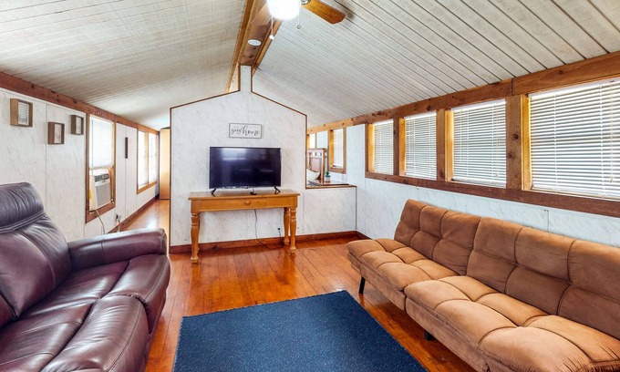Laguna Park Maison | Derekville Unit #9 | Condo in Clifton with pool & hot tub
