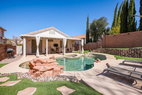 MacDonald Ranch Maison | Desert Escape with Pool Oasis Near Golfing and Vegas!