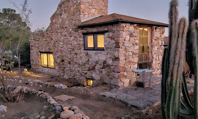 Tucson Estates Cabine | Cabane Historique en Pierre Orchidée – 2 Chambres, 1 Salle de Bain