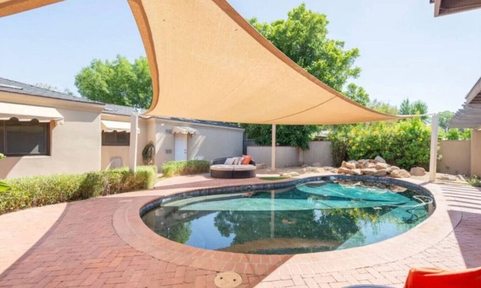 Camelback East Maison | Desert Oasis: 5BR Home with Pool & Firepit