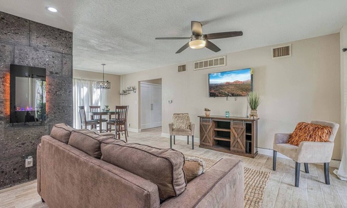 El Paso Copropriété | Desert Oasis - Central to Everything!