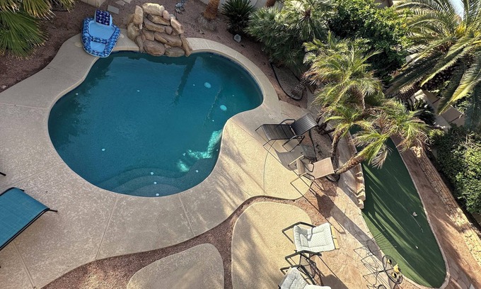 Sunrise Maison | NFL, Nascar, Golf & NHL en 10 minutes ou moins! Piscine privée, WiFi gratuit, Nat. BBQ au gaz