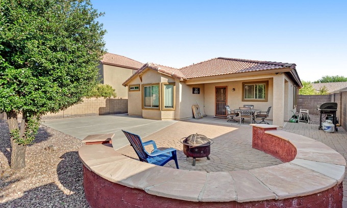 Power Ranch Maison | Desert oasis with an enclosed yard, firepit, washer/dryer, and central AC