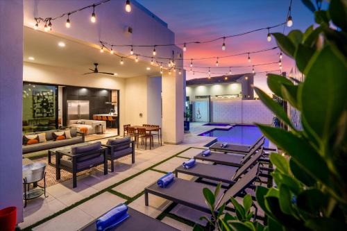 Southwest Village Maison | Desert Palm Luxury Space - Walk To Old Town!
