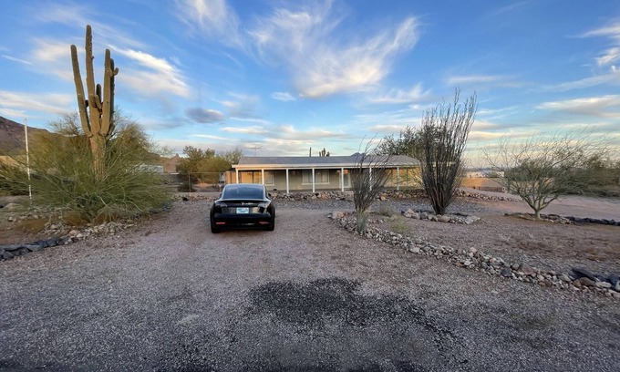 Apache Junction Maison | Desert Ranch House tucked into Nature's Beauty all around!