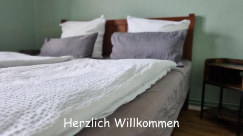 Falkensee Appartement | Design Apartment, Klimaanlage, privat Parkplatz, Wallbox, NETFLIX, DominosPizza